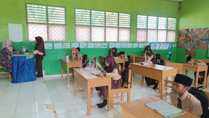 Siswa Kelas 5B MIN 4 Tebo Setoran Hafalan Surat Al-Ala