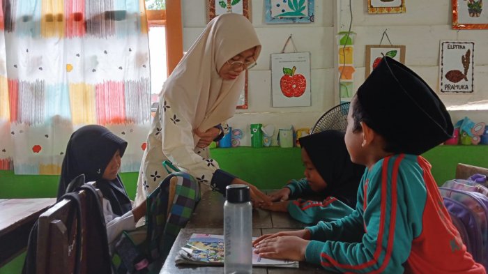 Pemeriksaan Kuku Jumat: Tradisi Disiplin Kelas 2B MIN 4 Tebo Pemeriksaan Kuku Jumat: Tradisi Disiplin Kelas 2B MIN 4 Tebo