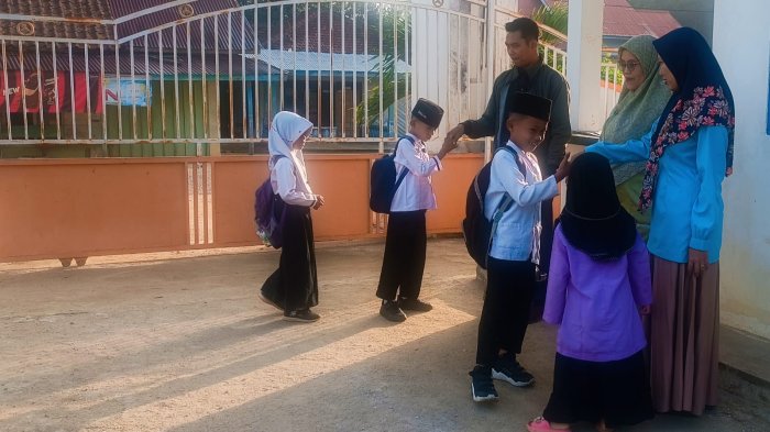 Pendidikan Karakter dari Gerbang Madrasah, Memaknai Kembali Tradisi Sambut Pagi di MIN 4 Tebo Pendidikan Karakter dari Gerbang Madrasah, Memaknai Kembali Tradisi Sambut Pagi di MIN 4 Tebo