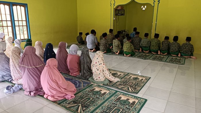 Kelas 4A dan 5A MIN 4 Tebo Kembali Ikuti Jadwal Shalat Dzuhur Berjamaah Kelas 4A dan 5A MIN 4 Tebo Kembali Ikuti Jadwal Shalat Dzuhur Berjamaah