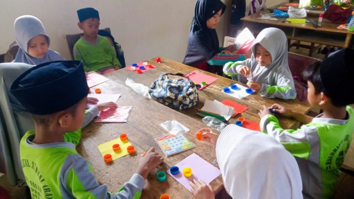 Proyek Hiasan Kelas 1B MIN 4 Tebo Kreasikan Tutup Botol dan Kertas Warna Proyek Hiasan Kelas 1B MIN 4 Tebo Kreasikan Tutup Botol dan Kertas Warna