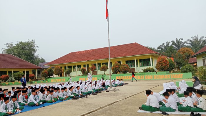 Muhadhoroh Selasa Pagi di MIN 4 Tebo, Melatih Keberanian dan Komunikasi Sejak Dini