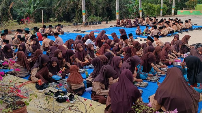 Usai Pembiasaan LKBB, Murid MIN 4 Tebo Belajar Adab Makan dan Memperlakukan Makanan Lewat Sarapan Bersama MBG Usai Pembiasaan LKBB, Murid MIN 4 Tebo Belajar Adab Makan dan Memperlakukan Makanan Lewat Sarapan Bersama MBG