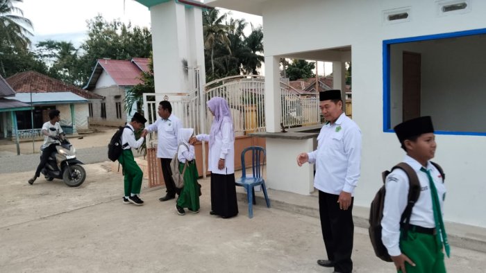 Sambut Pagi dengan Semangat, MIN 4 Tebo Awali Pekan dengan Senyuman dan Sapaan Hangat