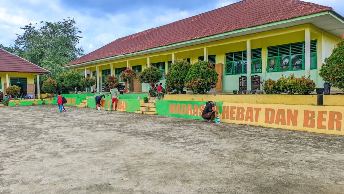 Taman Depan Kelas MIN 4 Tebo Diperindah dengan Pengecatan Ulang Mural Taman Depan Kelas MIN 4 Tebo Diperindah dengan Pengecatan Ulang Mural