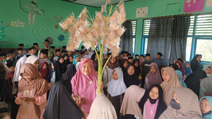 Tradisi Pohon Berkah Meriahkan Momen Mahallul Qiyam Maulid Nabi di MIN 4 Tebo