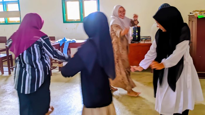 Mahasiswa PPLK Turut Latihan Tari untuk Perpisahan dengan MIN 4 Tebo Mahasiswa PPLK Turut Latihan Tari untuk Perpisahan dengan MIN 4 Tebo