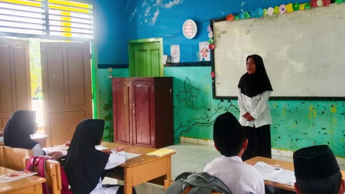Kepala MIN 4 Tebo Turun ke Kelas 4B, Uji Hafalan Surah Pendek Satu per Satu Kepala MIN 4 Tebo Turun ke Kelas 4B, Uji Hafalan Surah Pendek Satu per Satu