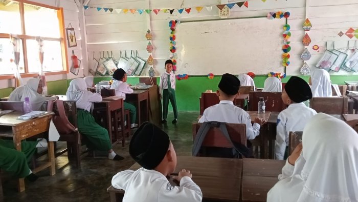 Belajar Sikap Menjaga Lingkungan, Siswa Kelas 2B MIN 4 Tebo Ceritakan Kondisi Rumah dan Sekitar