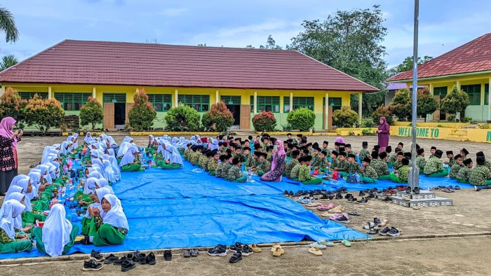 Usai Shalat Dhuha Lapangan MIN 4 Tebo jadi Tempat Sarapan Bersama Usai Shalat Dhuha Lapangan MIN 4 Tebo jadi Tempat Sarapan Bersama