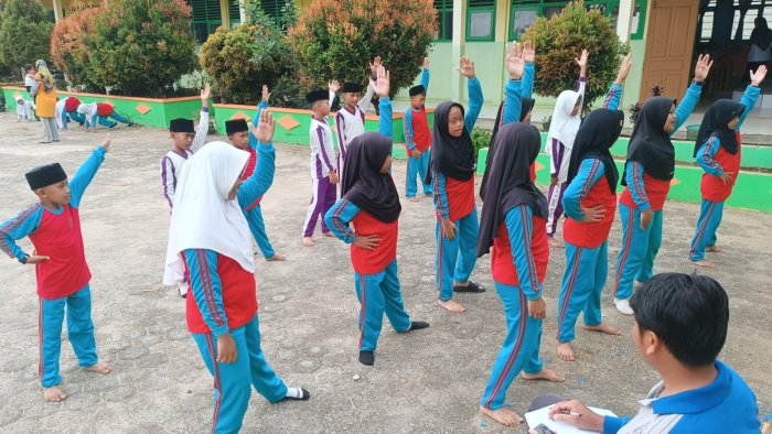 Ujian Praktik PJOK: Siswa Kelas 5B MIN 4 Tebo Tunjukkan Keterampilan Senam di Halaman Madrasah Ujian Praktik PJOK: Siswa Kelas 5B MIN 4 Tebo Tunjukkan Keterampilan Senam di Halaman Madrasah