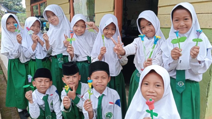 Belajar Nilai Kolaborasi Lewat Bunga Origami di Kelas 2B MIN 4 Tebo