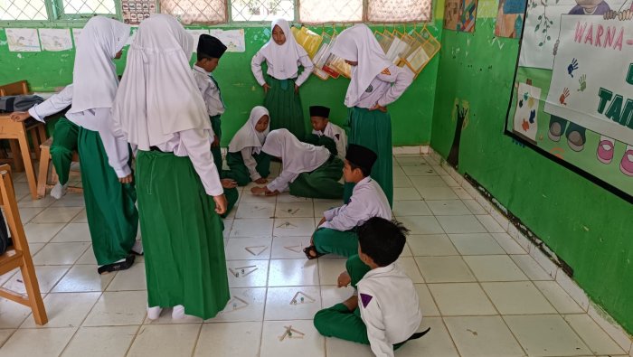 Lanjutkan Penguatan Materi FPB, Murid Kelas 5B MIN 4 Tebo Berlomba Buktikan Perhitungan Lewat Media Konkret