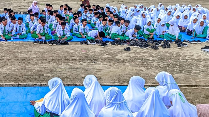 Semangat Muhadhoroh Siswa MIN 4 Tebo di Pagi yang Terik Semangat Muhadhoroh Siswa MIN 4 Tebo di Pagi yang Terik