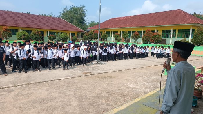 Lepas Siswa Menuju Libur Panjang, Kepala MIN 4 Tebo Tekankan Pentingnya Menjaga Adab dan Silaturahmi Lepas Siswa Menuju Libur Panjang, Kepala MIN 4 Tebo Tekankan Pentingnya Menjaga Adab dan Silaturahmi