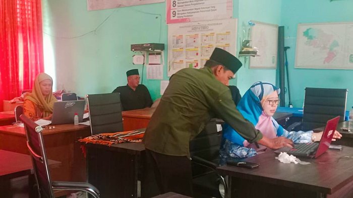 Akhir Bulan, Staf TU dan Guru MIN 4 Tebo Selesaikan Administrasi Kepegawaian di Tengah Libur Semester Akhir Bulan, Staf TU dan Guru MIN 4 Tebo Selesaikan Administrasi Kepegawaian di Tengah Libur Semester