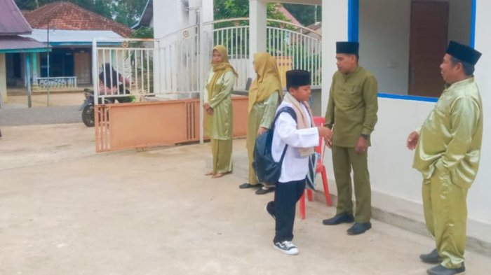 Sambutan Guru di Pintu Gerbang Jadi Penyemangat Pagi Hari Siswa MIN 4 Tebo