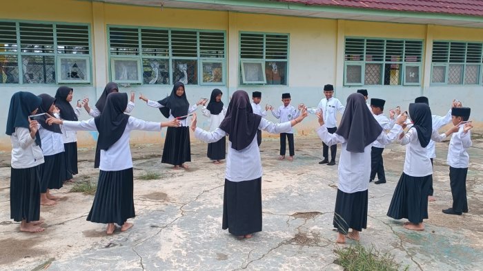 Permainan Pena Bersambung di Kelas 5B MIN 4 Tebo, Belajar Atasi Konflik dengan Kerjasama Sejati