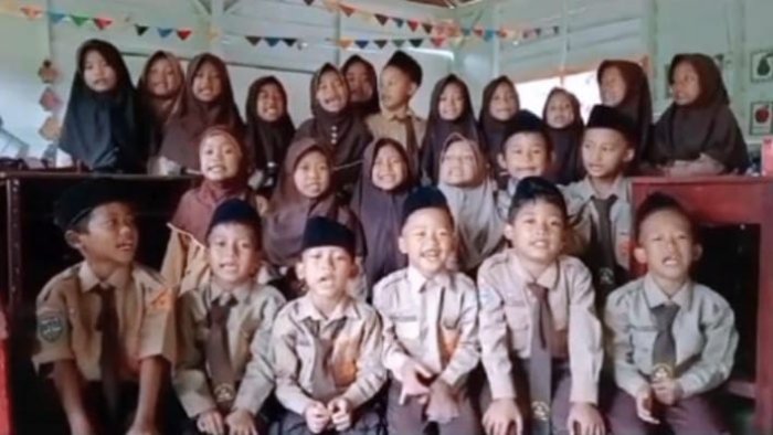 Kelas 2B MIN 4 Tebo Pelajari Makna Lambang Garuda Pancasila Melalui Lagu