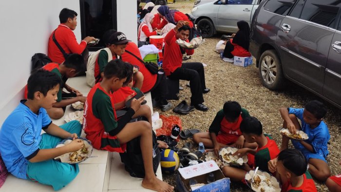 Dukungan Penuh Kehangatan: Semua Guru Ikut Jadi Suporter Kontingen OSM MIN 4 Tebo