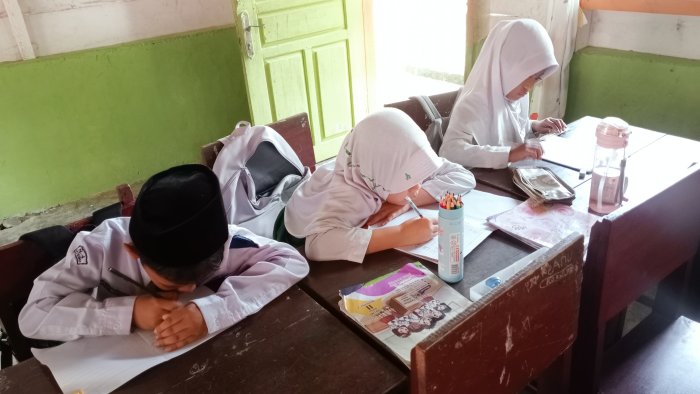 Cerita Lebaran Kelas 2B MIN 4 Tebo: Dari THR, Kotak Pensil Baru, hingga Jalan-jalan ke Mall