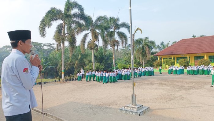 Amanat Pembina Upacara di MIN 4 Tebo: Baju Baru, Buku Baru, Semangat Harus Ikut Baru