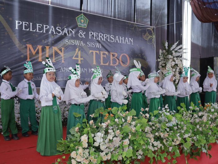Gerak dan Lagu Rukun Sama Teman oleh Kelas 1, Tawa dan Kelucuan Warnai Perpisahan Kelas 6 MIN 4 Tebo