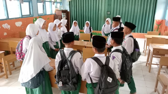 Game Sebelum Pulang: Siswa Kelas 5A MIN 4 Tebo Lomba Terjemahkan Kata Sifat, yang Salah Harus Rela Pulang Paling Akhir
