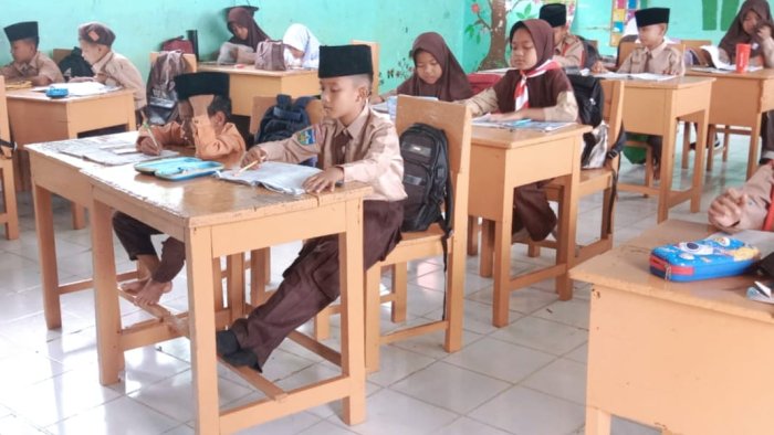 Kelas 4B MIN 4 Tebo Laksanakan Asesmen Sumatif Tengah Semester Akidah Akhlak Kelas 4B MIN 4 Tebo Laksanakan Asesmen Sumatif Tengah Semester Akidah Akhlak