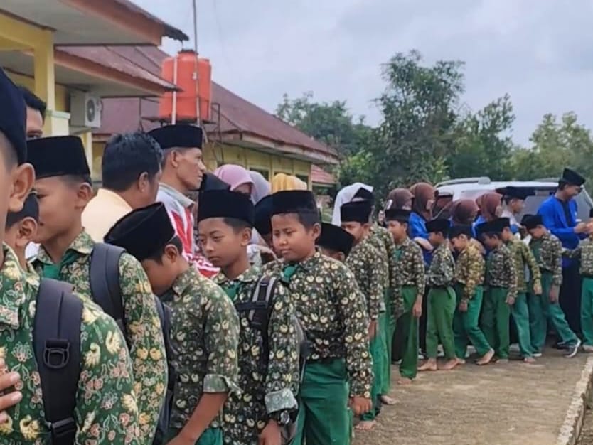 Akhiri Pembelajaran Ramadhan, Guru dan Siswa MIN 4 Tebo Gelar Salam-Salaman Akhiri Pembelajaran Ramadhan, Guru dan Siswa MIN 4 Tebo Gelar Salam-Salaman