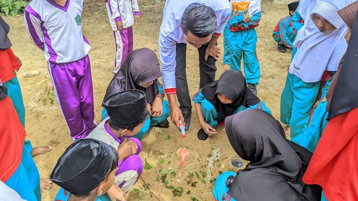 Kelas 5B MIN 4 Tebo Pelajari Perubahan Bentuk Bumi Melalui Eksperimen Gunung Meletus Kelas 5B MIN 4 Tebo Pelajari Perubahan Bentuk Bumi Melalui Eksperimen Gunung Meletus