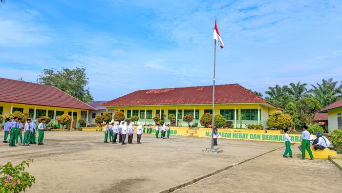 Sambut Hari Sumpah Pemuda, Siswa MIN 4 Tebo Serius Jalani Latihan Upacara