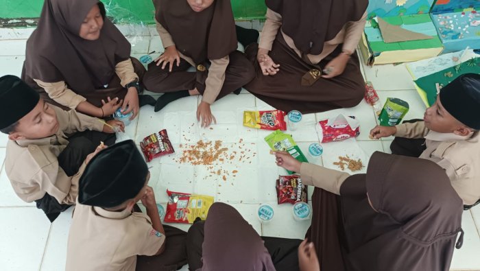 Inisiatif Makan Jajan Bersama Siswa 5B MIN 4 Tebo Jadi Contoh Nyata Kebiasaan Positif yang Tumbuh Secara Alami Inisiatif Makan Jajan Bersama Siswa 5B MIN 4 Tebo Jadi Contoh Nyata Kebiasaan Positif yang Tumbuh Secara Alami