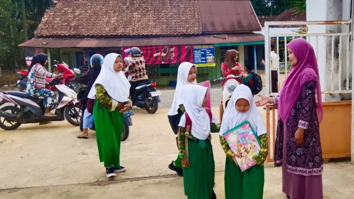Di Balik Semangat Pagi Siswa Ikuti ASAT, Ada Tangan Hangat Guru yang Menyapa di Gerbang MIN 4 Tebo Di Balik Semangat Pagi Siswa Ikuti ASAT, Ada Tangan Hangat Guru yang Menyapa di Gerbang MIN 4 Tebo