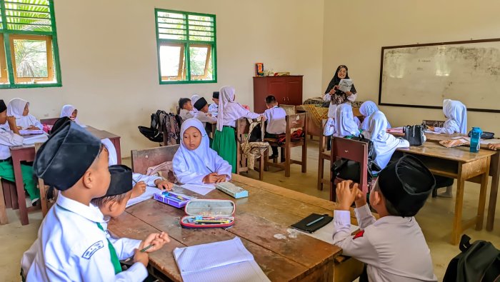 Keseruan Siswa Kelas 1B MIN 4 Tebo Berebut Menjawab Soal Cerita Pendek Keseruan Siswa Kelas 1B MIN 4 Tebo Berebut Menjawab Soal Cerita Pendek