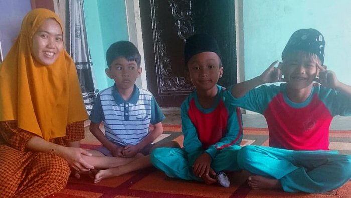 Pupuk Empati Sejak Dini, Perwakilan Kelas 2A MIN 4 Tebo Jenguk Teman Pascaoperasi