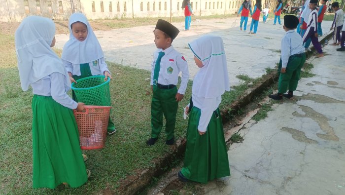 Pembiasaan Kebersihan Siapkan Siswa Kelas 1 MIN 4 Tebo Menuju Karakter Mandiri Pembiasaan Kebersihan Siapkan Siswa Kelas 1 MIN 4 Tebo Menuju Karakter Mandiri