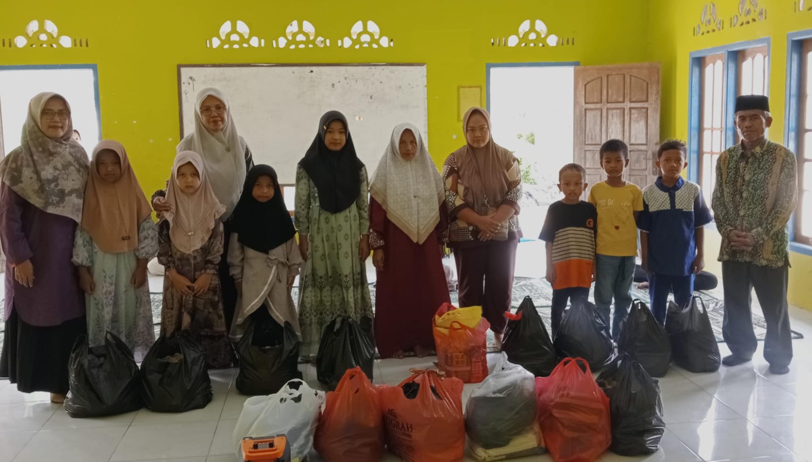 MIN 4 Tebo Salurkan Bantuan Sembako untuk Anak Yatim MIN 4 Tebo Salurkan Bantuan Sembako untuk Anak Yatim