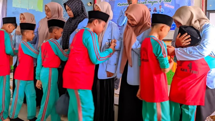 Penuh Haru Perpisahan Mahasiswa PPLK IAI Yasni Bungo dengan MIN 4 Tebo Penuh Haru Perpisahan Mahasiswa PPLK IAI Yasni Bungo dengan MIN 4 Tebo