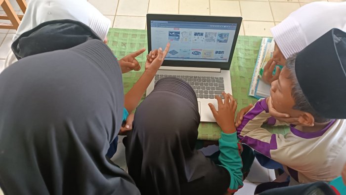 Guru Kelas 5B MIN 4 Tebo Ajarkan Siswa Belanja Online sebagai Bagian dari Literasi Digital