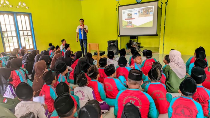 Belajar Seru tentang Sampah Bersama Yakult, Siswa MIN 4 Tebo Ikuti Edukasi Lingkungan Sebelum Spogomi Belajar Seru tentang Sampah Bersama Yakult, Siswa MIN 4 Tebo Ikuti Edukasi Lingkungan Sebelum Spogomi