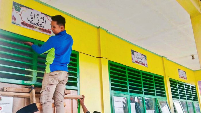 Perindah Tampilan, MIN 4 Tebo Pasang Deretan Poster 99 Asmaul Husna di Sekeliling Lingkungan Madrasah Perindah Tampilan, MIN 4 Tebo Pasang Deretan Poster 99 Asmaul Husna di Sekeliling Lingkungan Madrasah