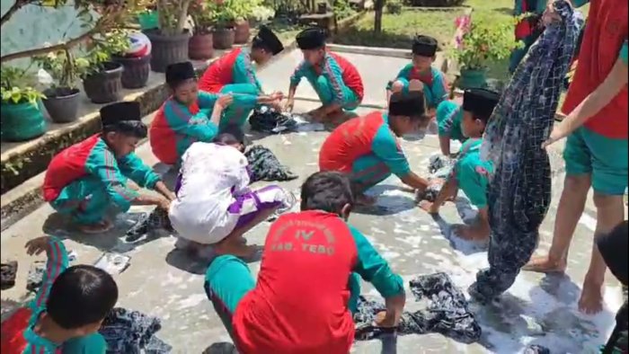 Siswa Kelas 6B MIN 4 Tebo Bersihkan Gorden dalam Aksi Penyegaran Kelas Siswa Kelas 6B MIN 4 Tebo Bersihkan Gorden dalam Aksi Penyegaran Kelas