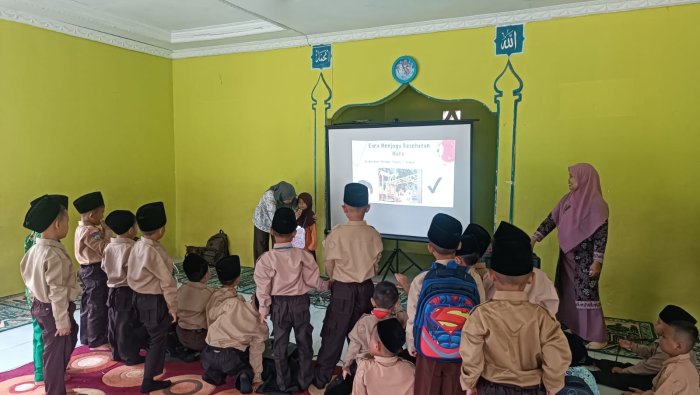Keseruan Murid Baru MIN 4 Tebo Jawab Kuis Seputar Cara Menjaga Kesehatan Mata dari Optik Cahaya Keseruan Murid Baru MIN 4 Tebo Jawab Kuis Seputar Cara Menjaga Kesehatan Mata dari Optik Cahaya