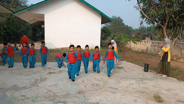 Gelora Kemeriahan Agustusan Belum Usai, Murid Kelas 1 MIN 4 Tebo Unjuk Ketangkasan Berbagai Perlombaan Hiburan Gelora Kemeriahan Agustusan Belum Usai, Murid Kelas 1 MIN 4 Tebo Unjuk Ketangkasan Berbagai Perlombaan Hiburan