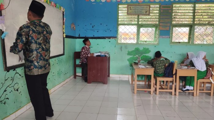 Kepala MIN 4 Tebo Laksanakan Supervisi Pembelajaran di Kelas 4B Kepala MIN 4 Tebo Laksanakan Supervisi Pembelajaran di Kelas 4B