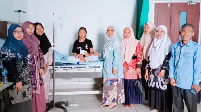 Kepala Madrasah dan Guru MIN 4 Tebo Menjenguk Siswa yang Dirawat di RSUD Bungo Kepala Madrasah dan Guru MIN 4 Tebo Menjenguk Siswa yang Dirawat di RSUD Bungo