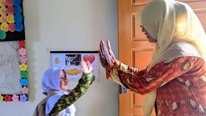 Salam Pulang Penuh Makna: Tradisi Harian yang Hangatkan Hati di Kelas 1A MIN 4 Tebo Salam Pulang Penuh Makna: Tradisi Harian yang Hangatkan Hati di Kelas 1A MIN 4 Tebo