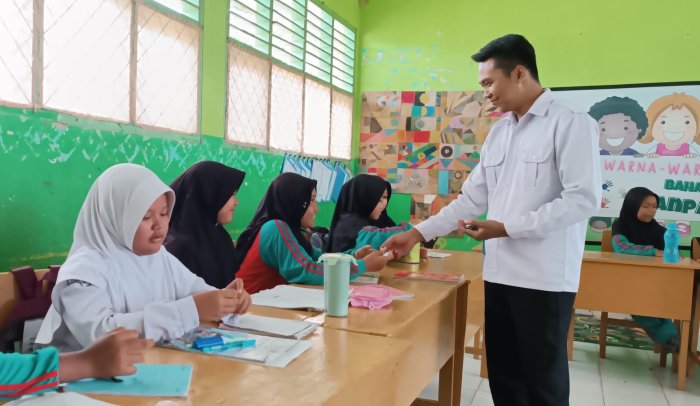 Pemberian Obat Cacing Rutin untuk Siswa MIN 4 Tebo Pemberian Obat Cacing Rutin untuk Siswa MIN 4 Tebo