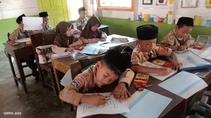 Kolase Bercerita: Mengasah Imajinasi dan Kreativitas Siswa Kelas 2B MIN 4 Tebo